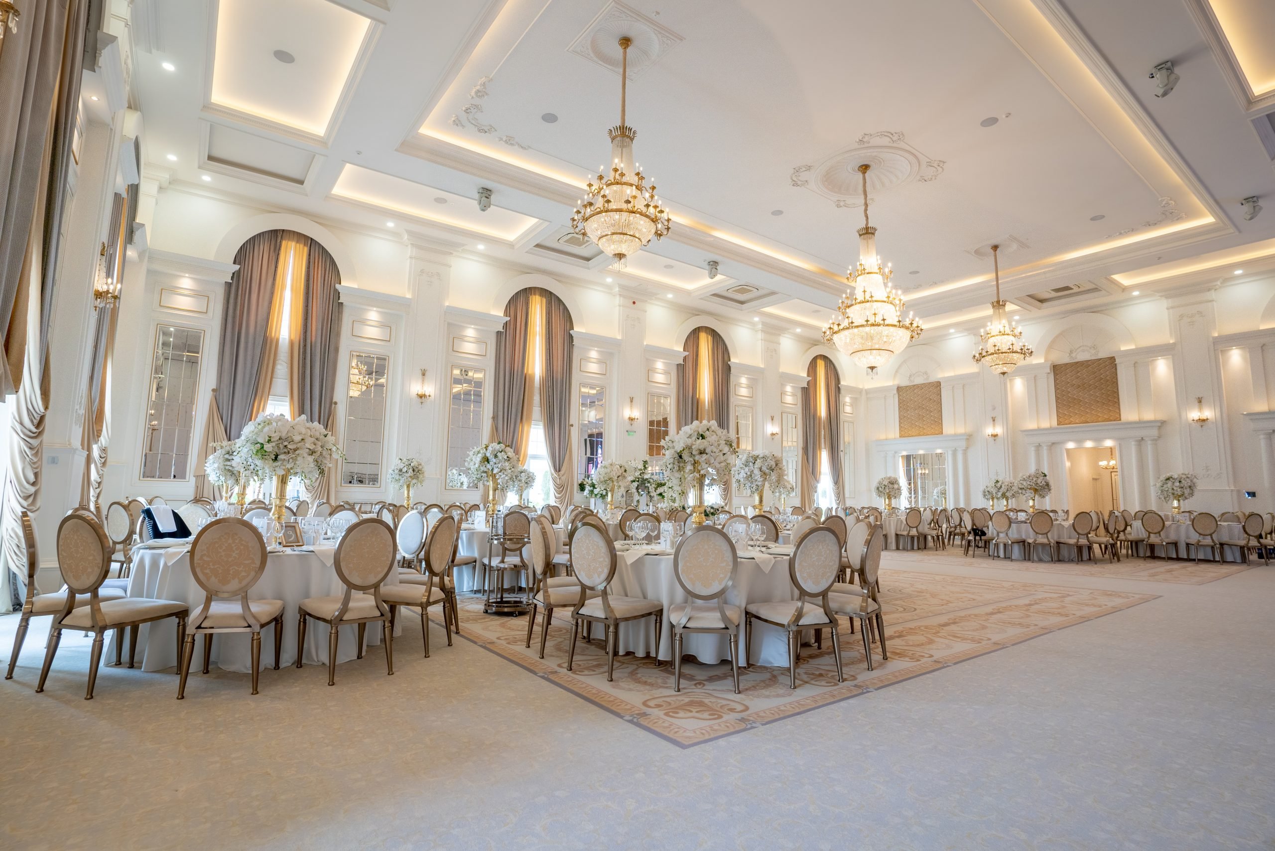 Grand Ballroom Valery interior — setup nuntă cu aranjamente florale și candelabre aurii
