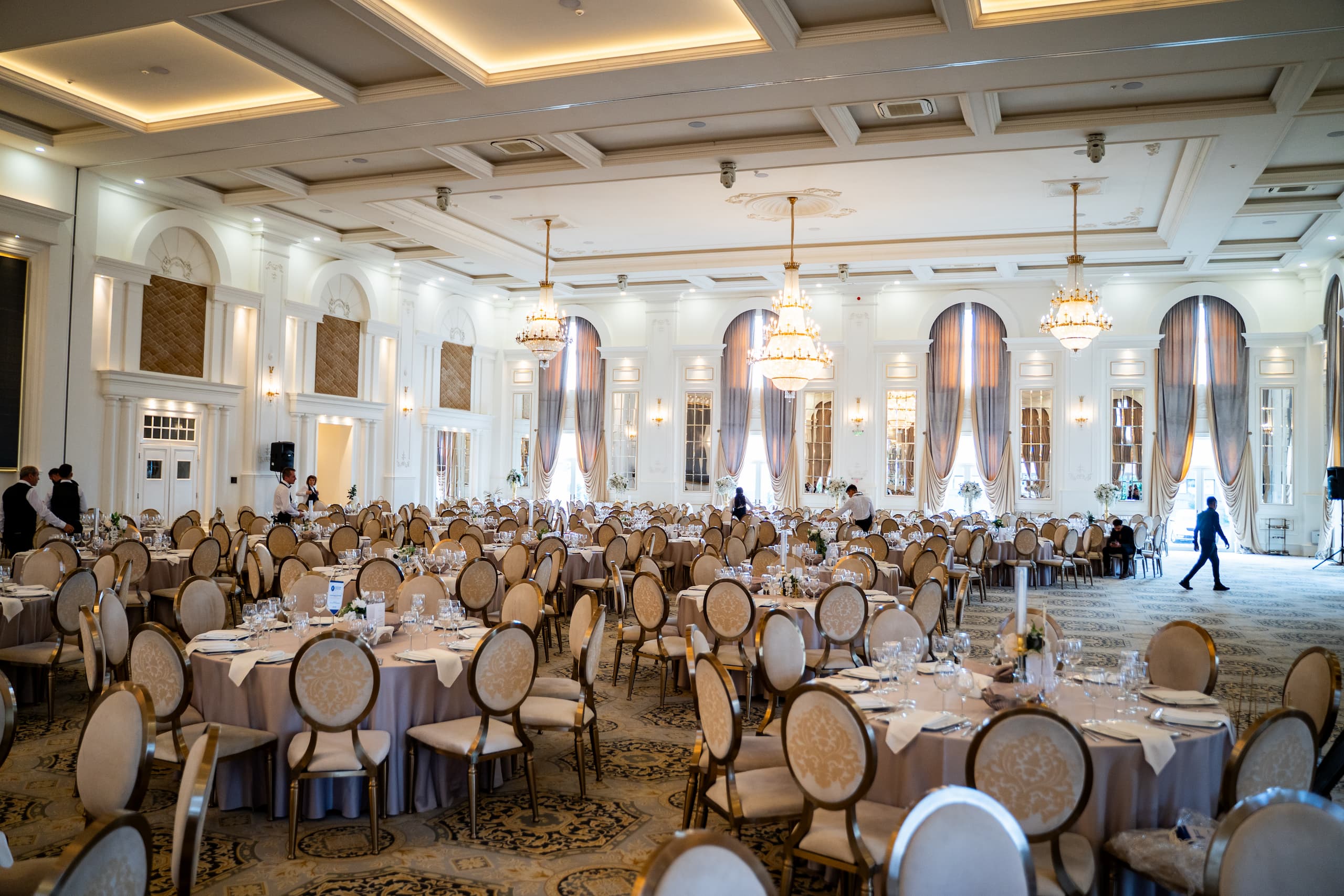 Grand Ballroom Valery — vedere de ansamblu sală pregătită pentru eveniment