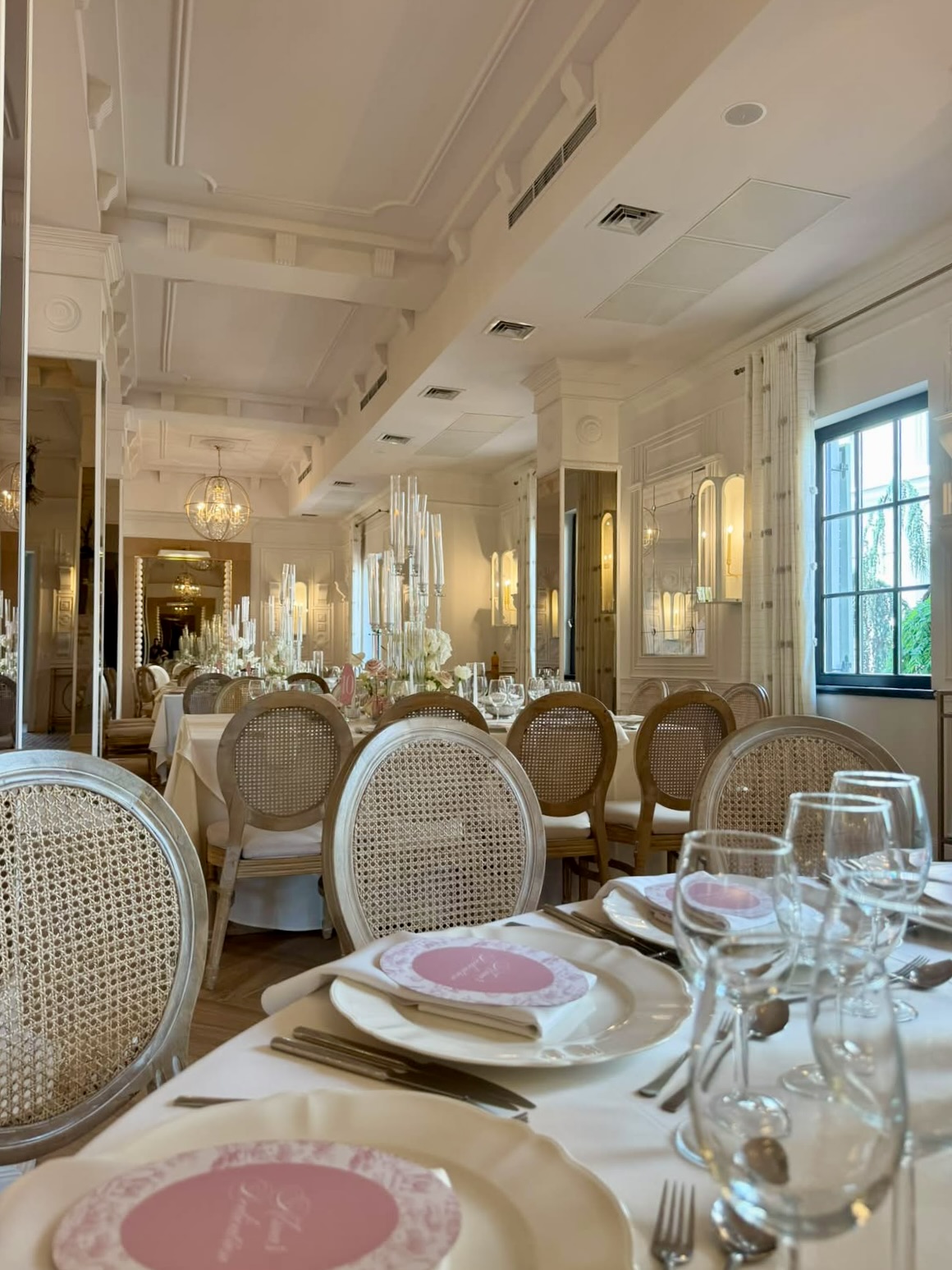 Salon Valery interior — setup masă elegantă cu scaune rattan și candelabre de cristal
