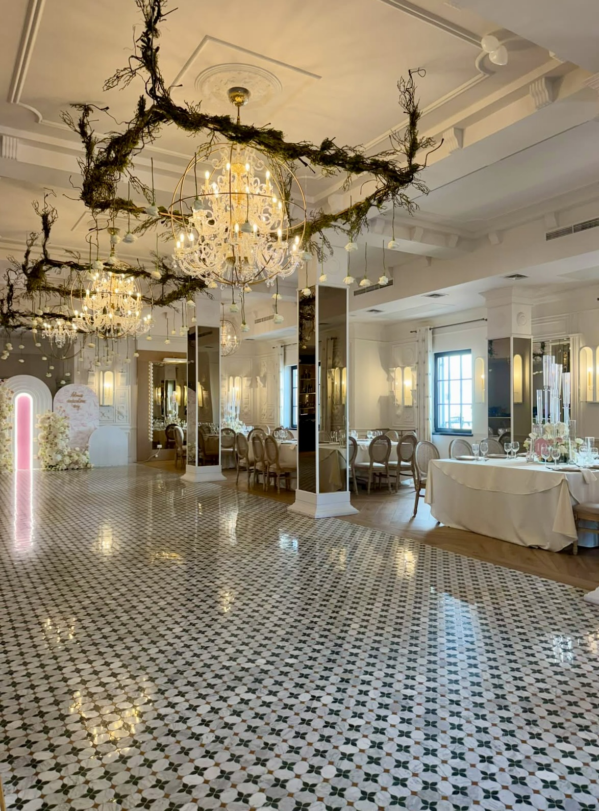Salon Valery — instalație decorativă cu crengi și candelabre, ringul de dans