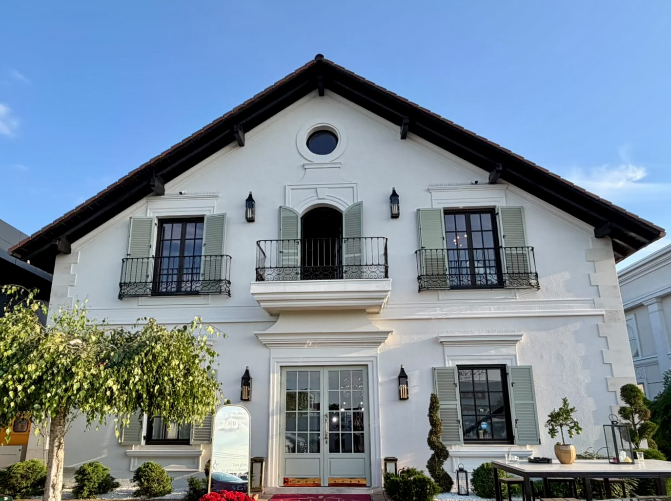 Salon Valery exterior — fațada principală cu obloane verzi și balcoane