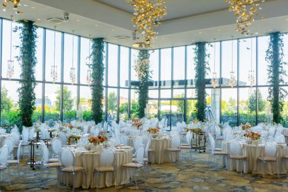 Celebrity Valery interior — nuntă cu geamuri panoramice, verdeață și lustre aurii
