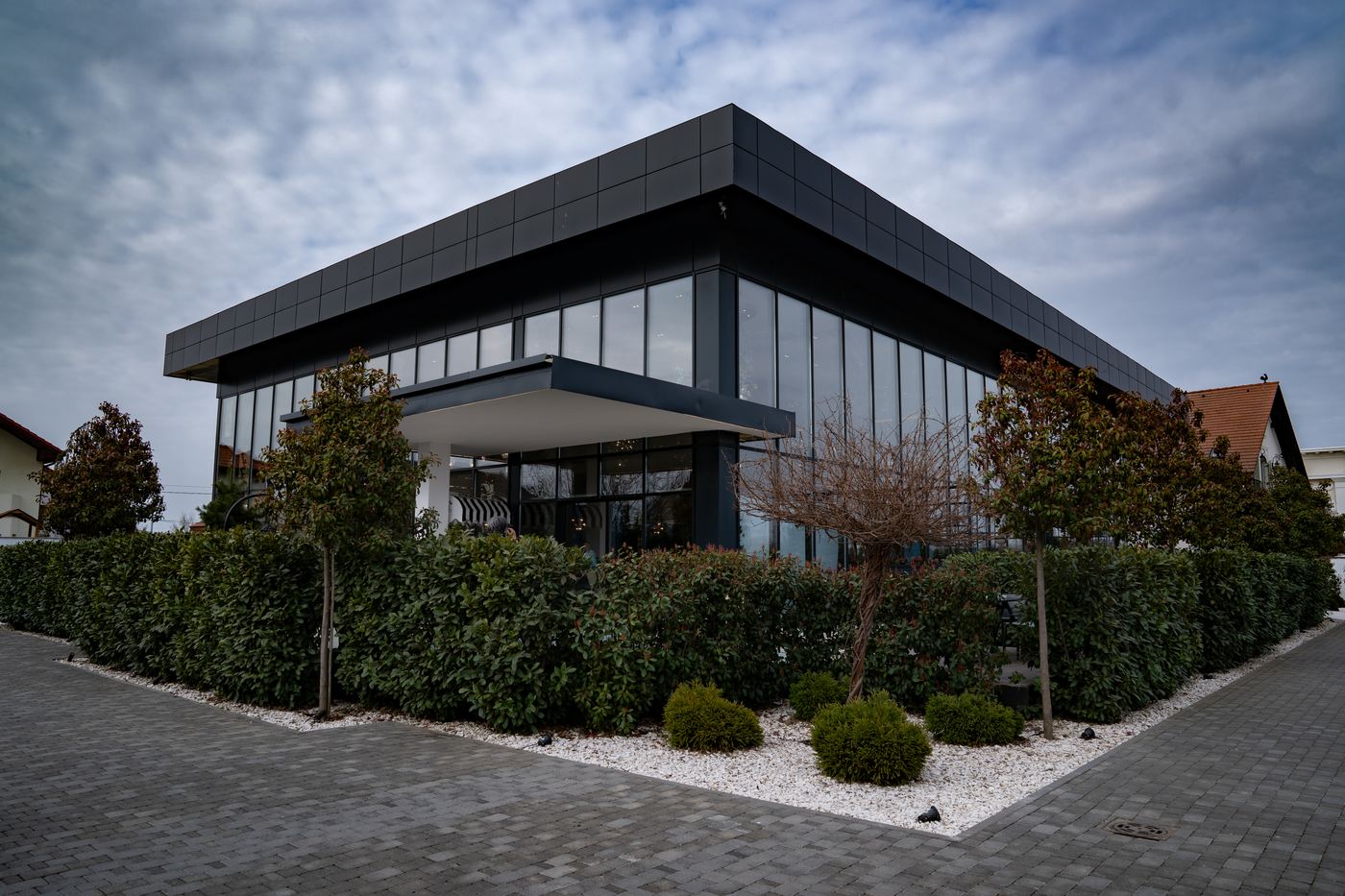 Celebrity Valery exterior — arhitectură modernă cu fațadă integrală de sticlă